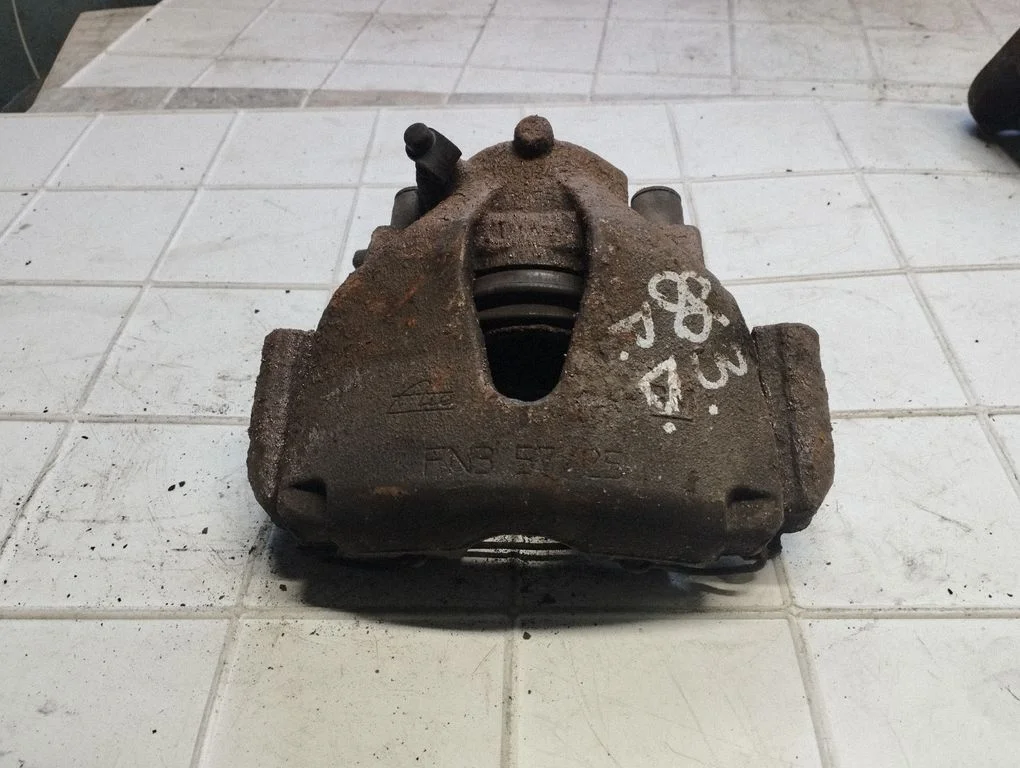 Front brake caliper – front right