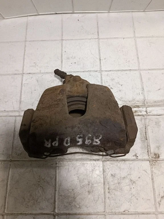 Front brake caliper – front right