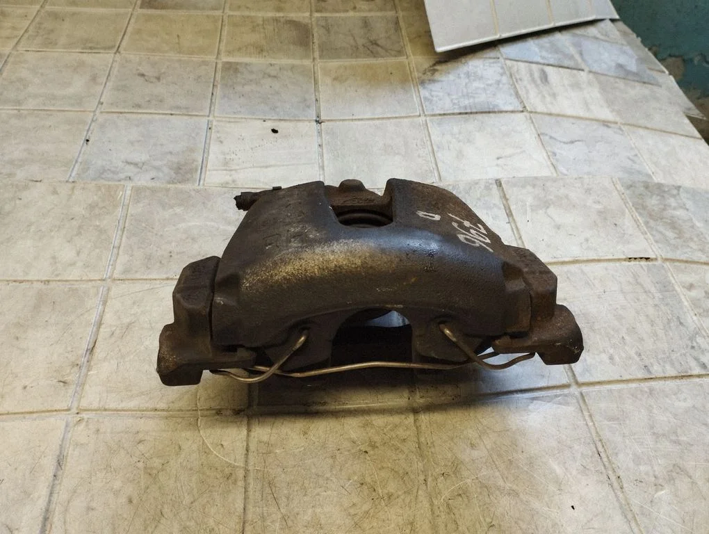 Front brake caliper – front right