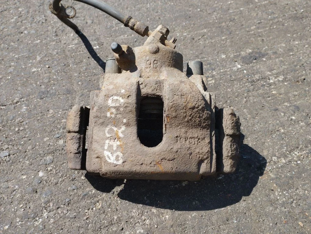 Front brake caliper – Toyota Avensis T220 (1997-2000)