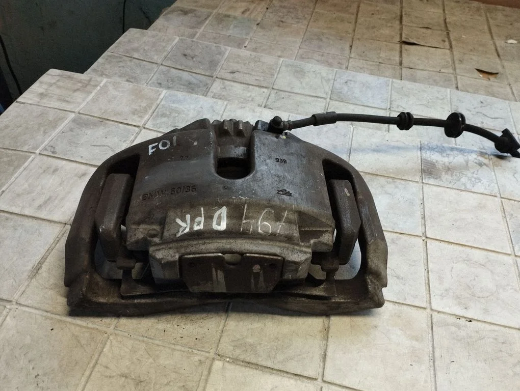 Front brake caliper – front right