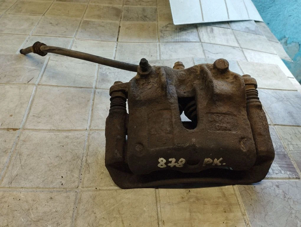 Front brake caliper – front left