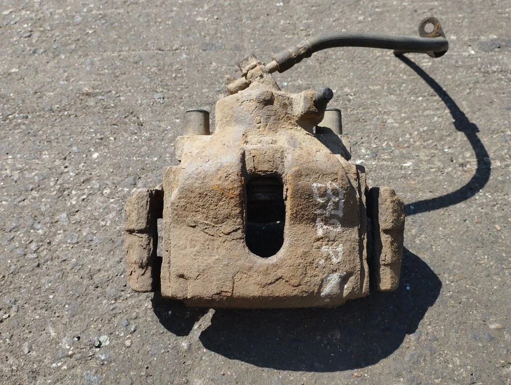 Front brake caliper – Toyota Avensis T220 (1997-2000)