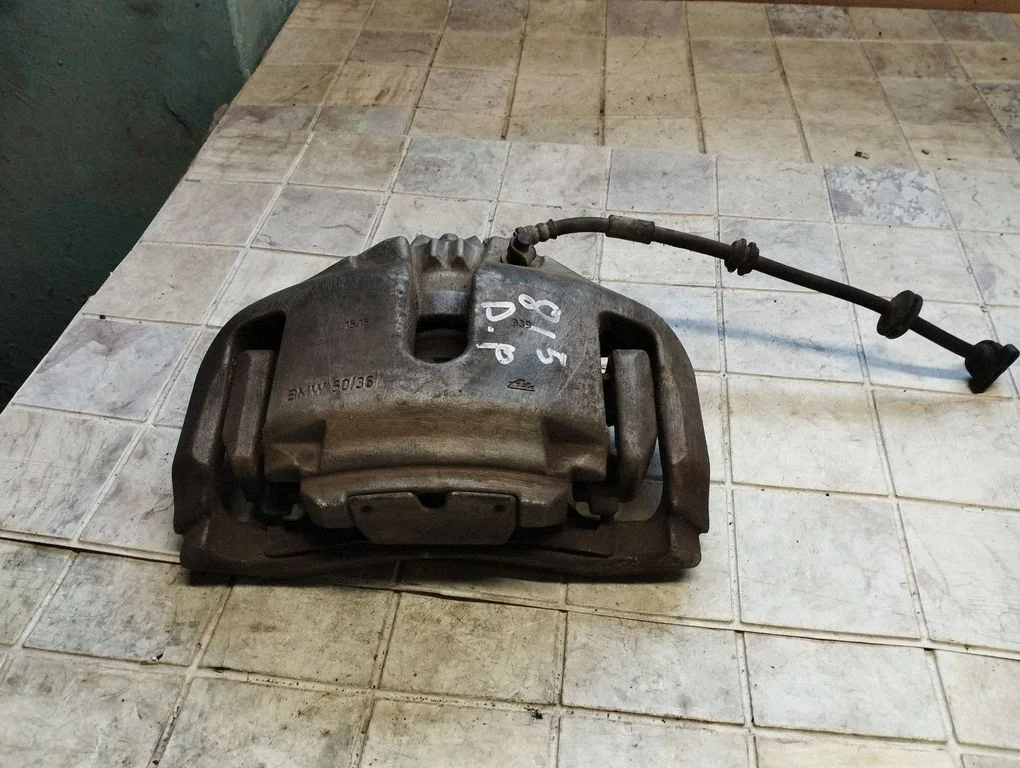 Front brake caliper – front right