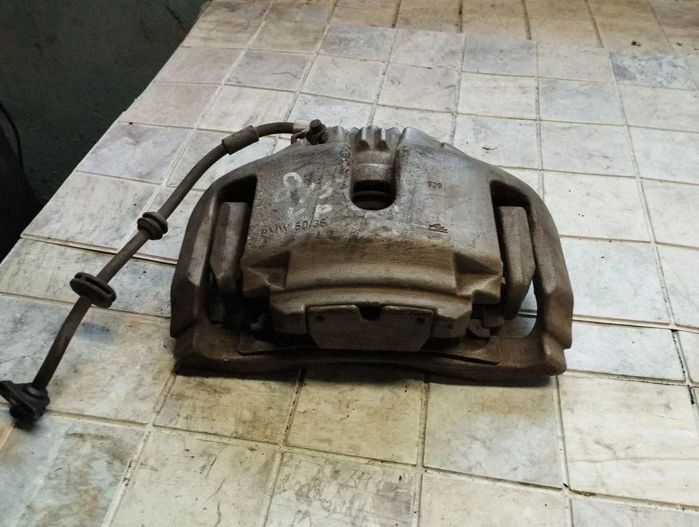 Front brake caliper – front left