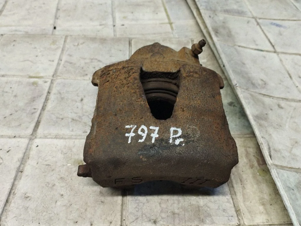 Front brake caliper – front right