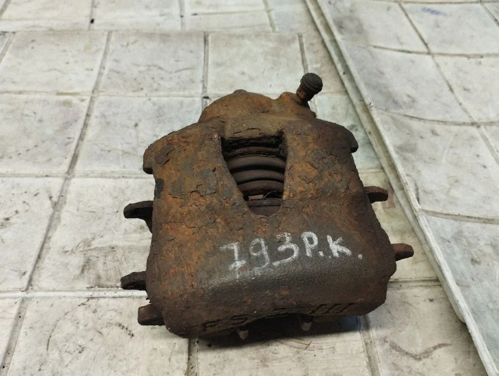 Front brake caliper – front left