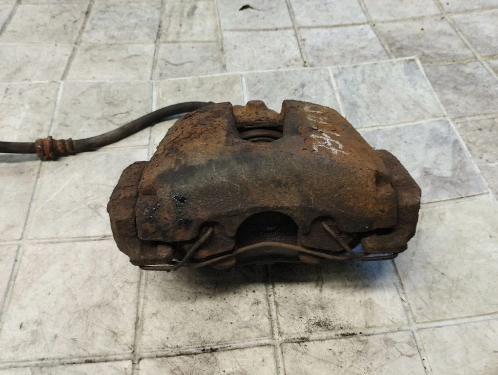 Front brake caliper – front right