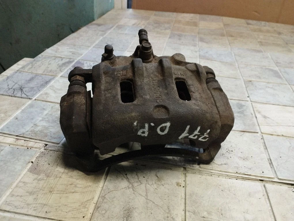 Front brake caliper – front right