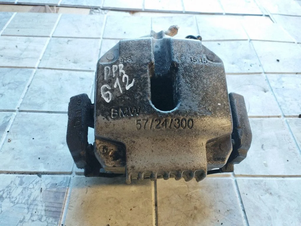 Front brake caliper – front right