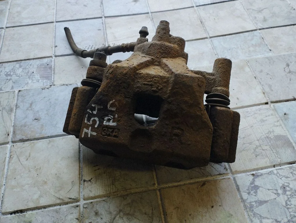 Front brake caliper – front right