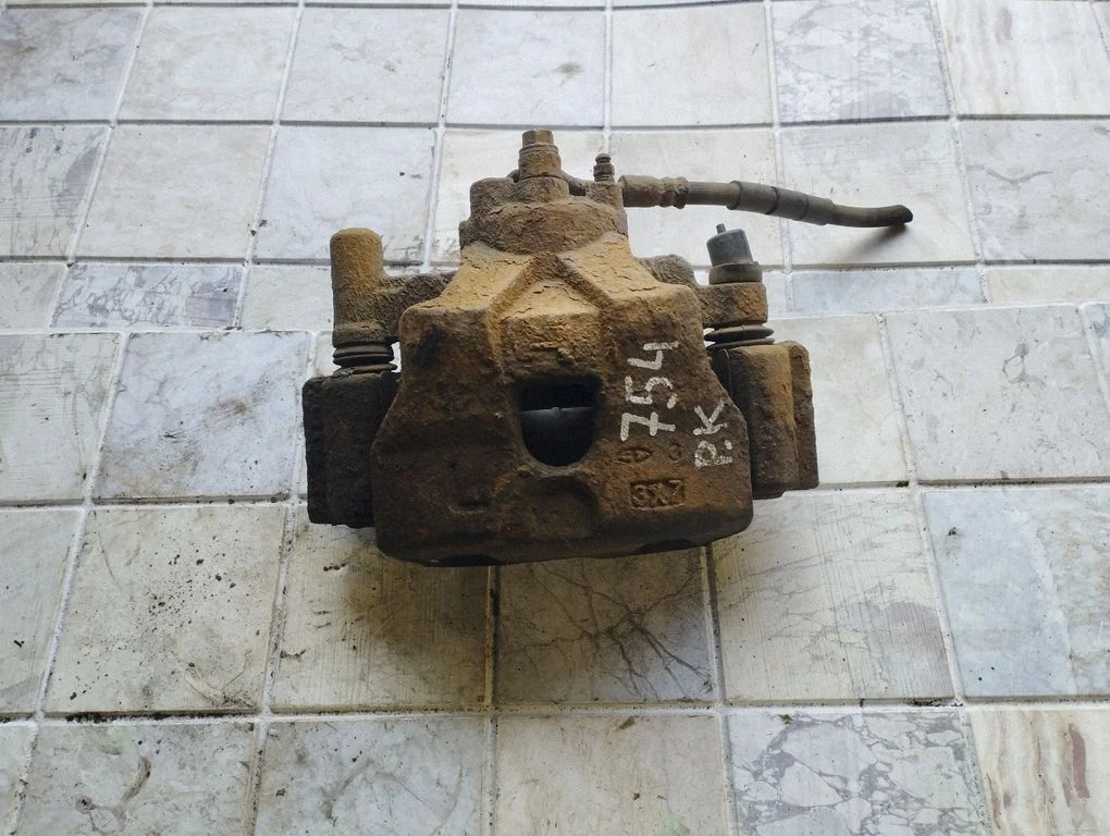 Front brake caliper – front left
