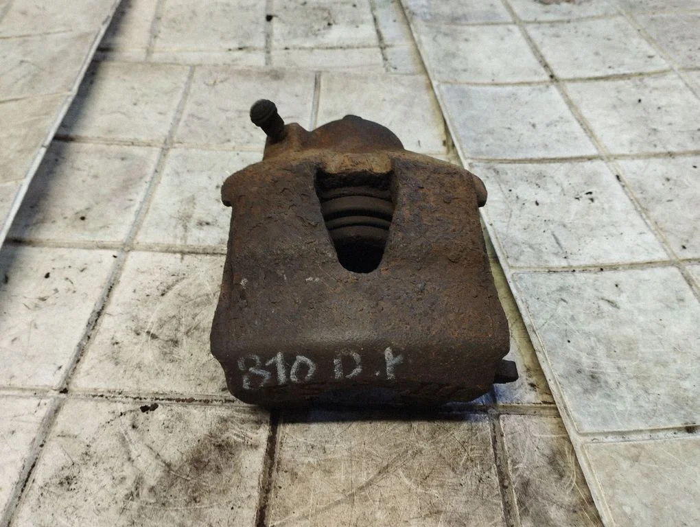 Front brake caliper – front right