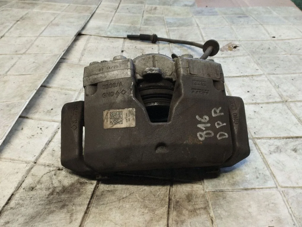 Front brake caliper – front right