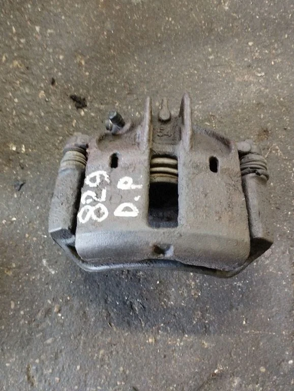 Front brake caliper – Mitsubishi Space Star (1998-2005)