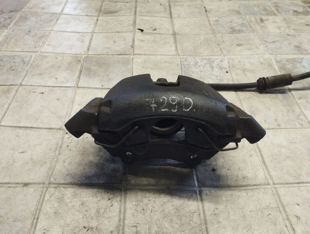 Front brake caliper – front right