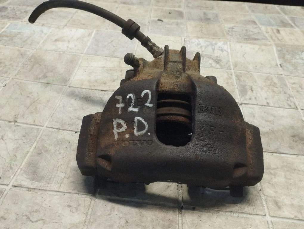 Front brake caliper – front right