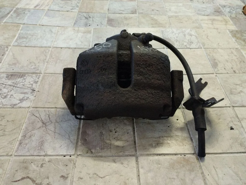 Front brake caliper – left
