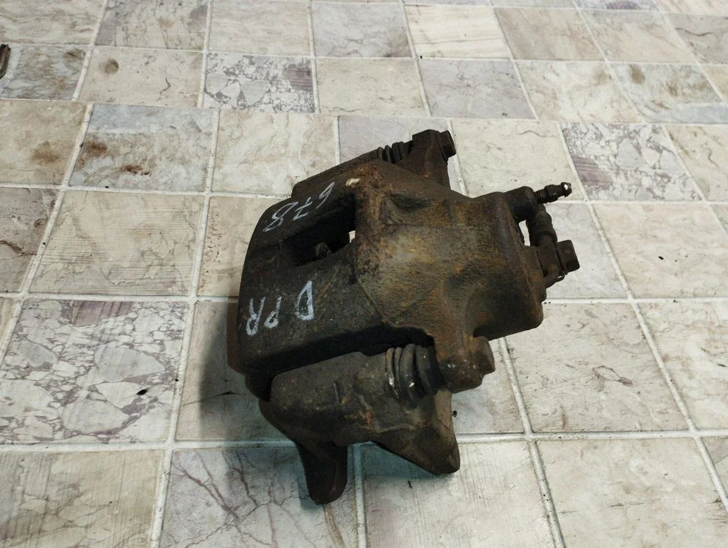 Front brake caliper – Toyota Corolla Verso E121 (2001-2004)