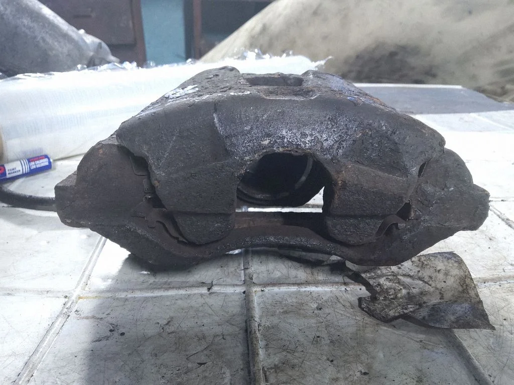 Front brake caliper – front right