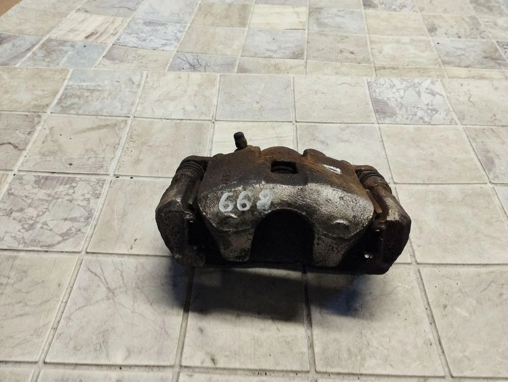 Front brake caliper – front right