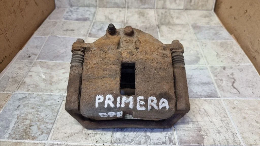 Zacisk hamulcowy przedni – Nissan Primera (2002-2007)