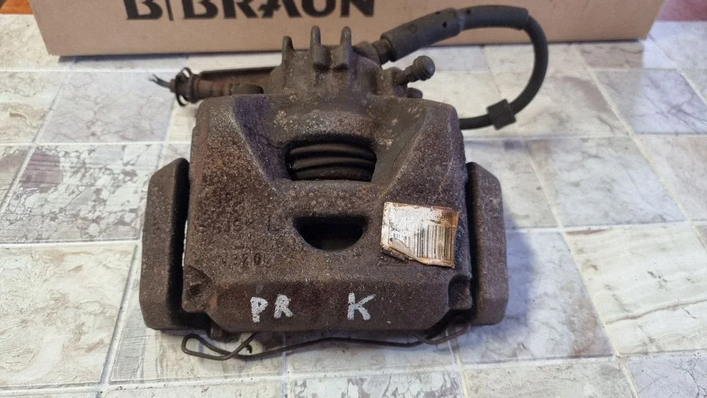 Front brake caliper – front left