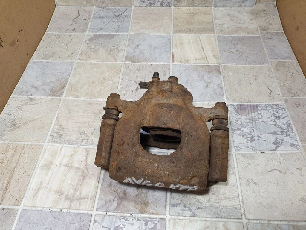 Front brake caliper – front right