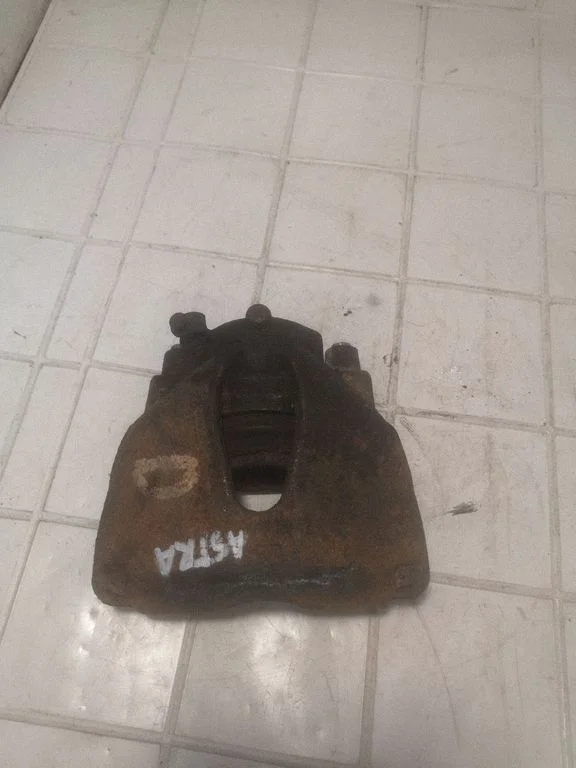 Front brake caliper – front right
