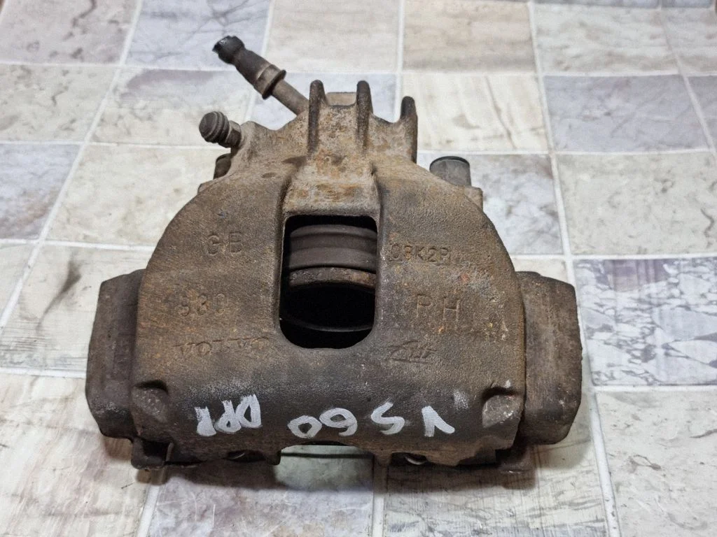 Front brake caliper – front right