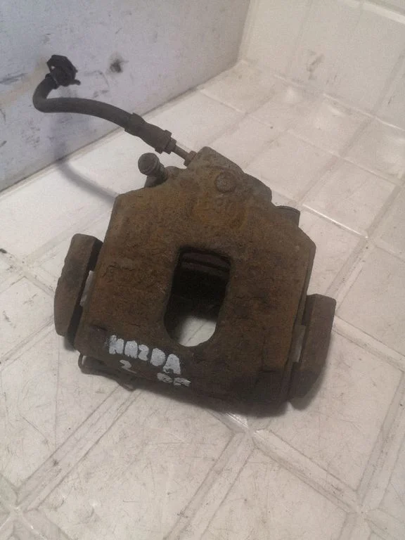 Front brake caliper – front right
