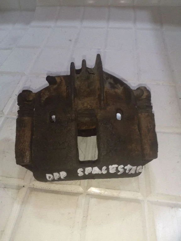 Front brake caliper – Mitsubishi Space Star (1998-2005)