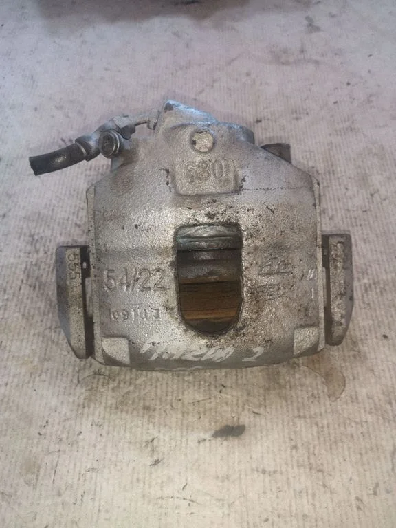 Front brake caliper 09113