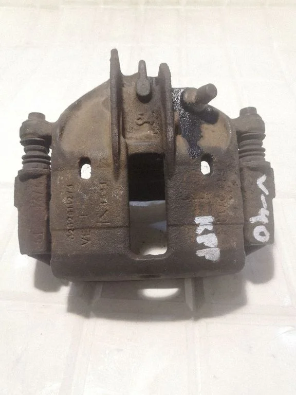 Front brake caliper 3232S112