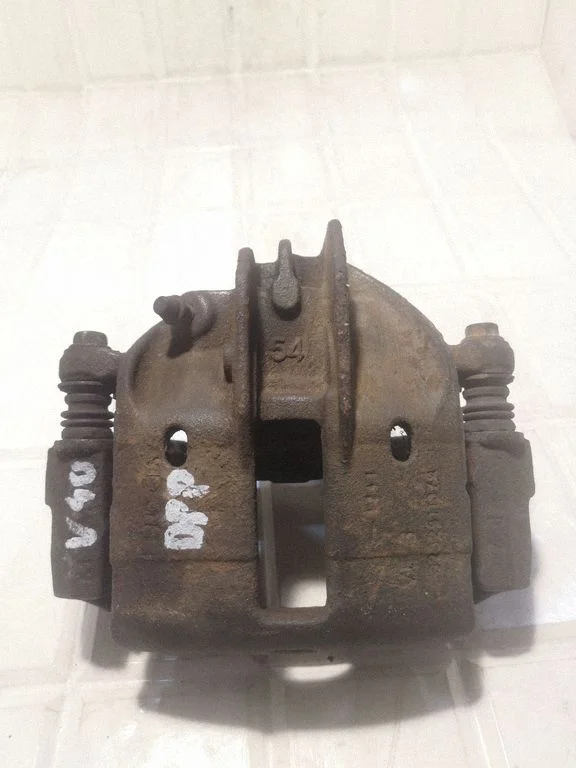 Front brake caliper – front right