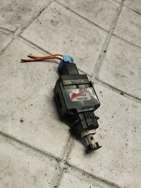Brake pedal sensor switch – Volvo V70 (2000-2004)