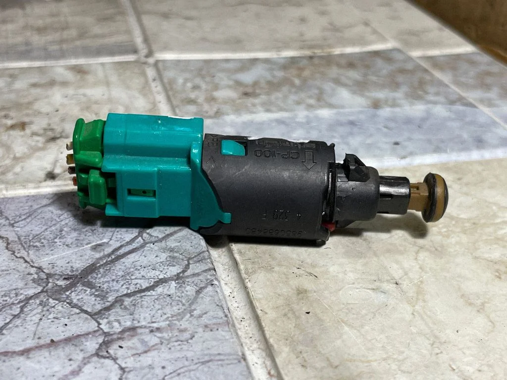 Brake pedal sensor switch 9650688480