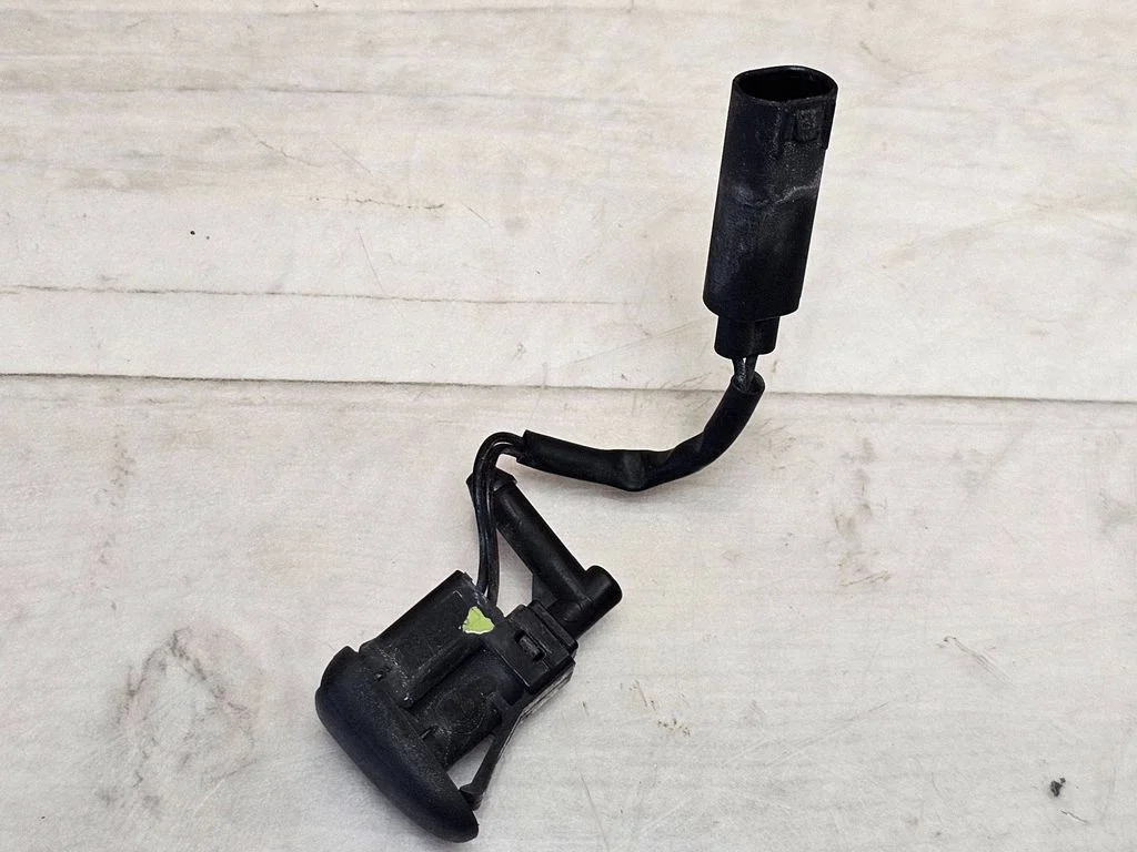 Windshield washer spray nozzle – BMW 1 Series E81 E87 (2004-2011)