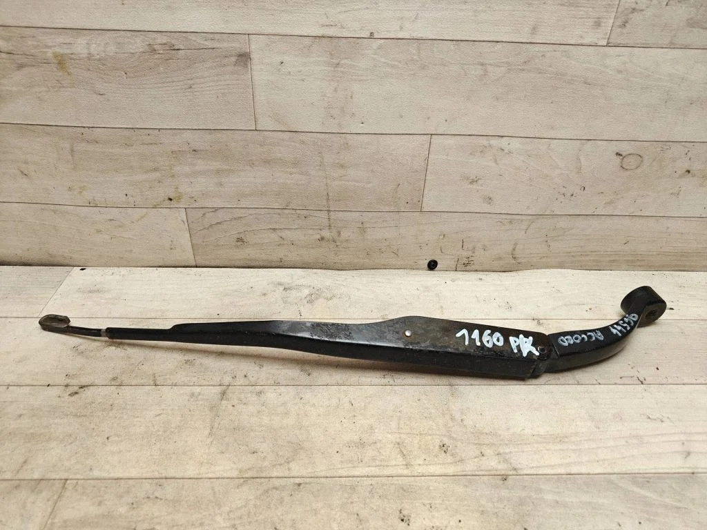 Front wiper blade arm – front left
