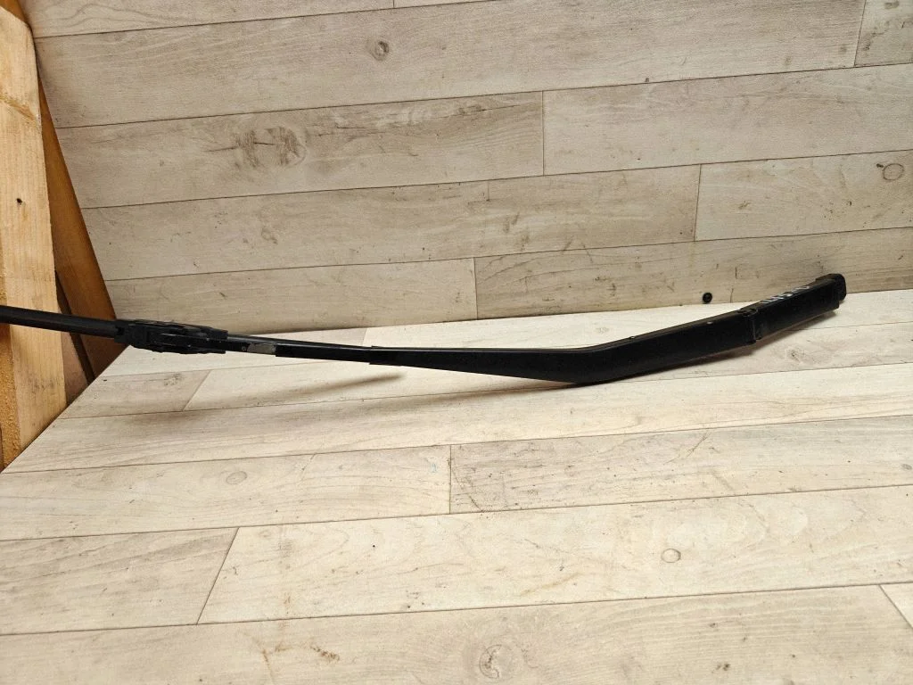 Front wiper blade arm – front right
