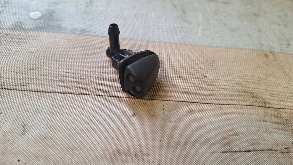 Windshield washer spray nozzle NZ1371