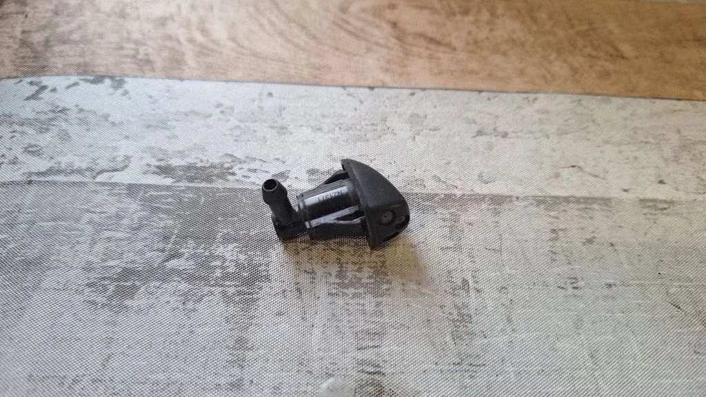 Windshield washer spray nozzle NZ1371