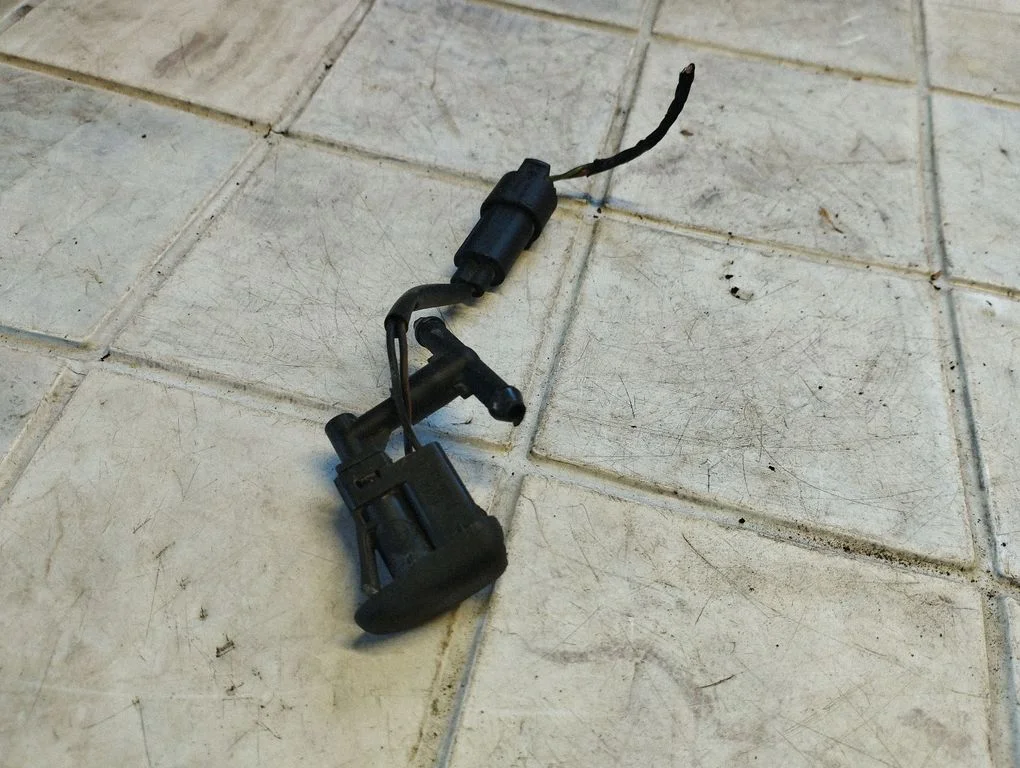 Windshield washer spray nozzle – BMW 1 Series E81 E87 (2004-2011)