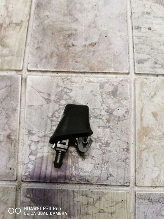 Windshield washer spray nozzle – BMW 3 Series E90 E91 (2005-2012)