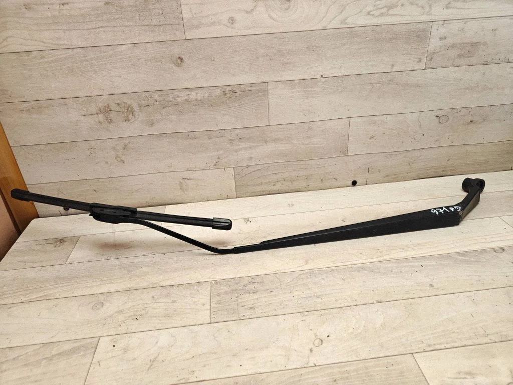 Front wiper blade arm – front right
