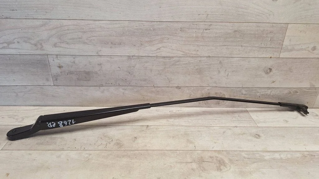 Front wiper blade arm – front right