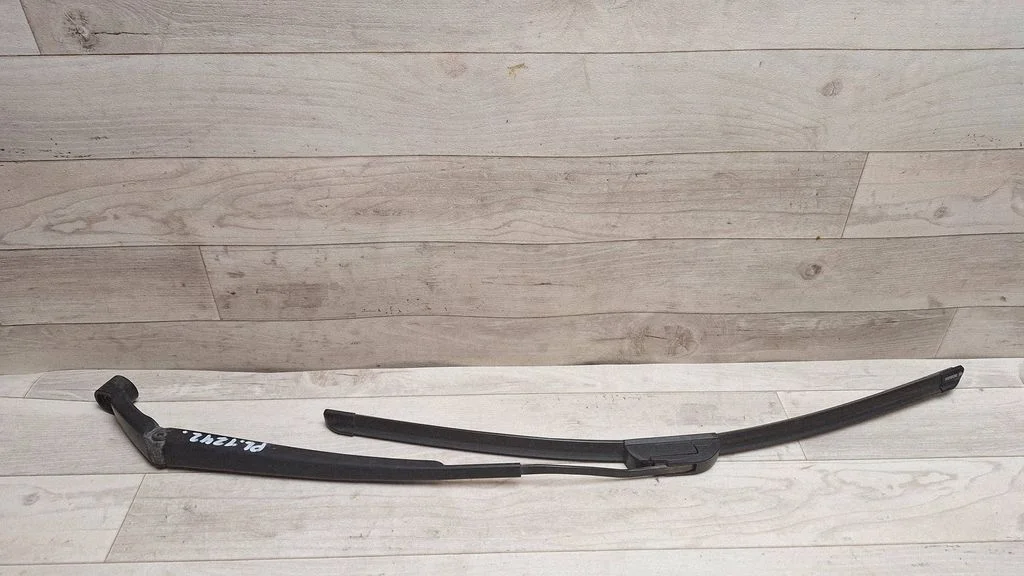 Front wiper blade arm – front left