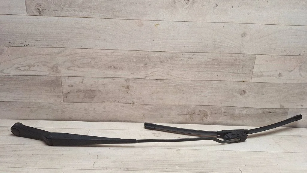 Front wiper blade arm – front right
