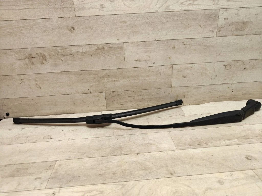 Front wiper blade arm – front right