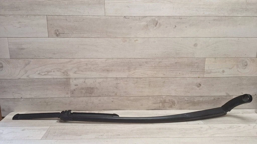 Front wiper blade arm – front right